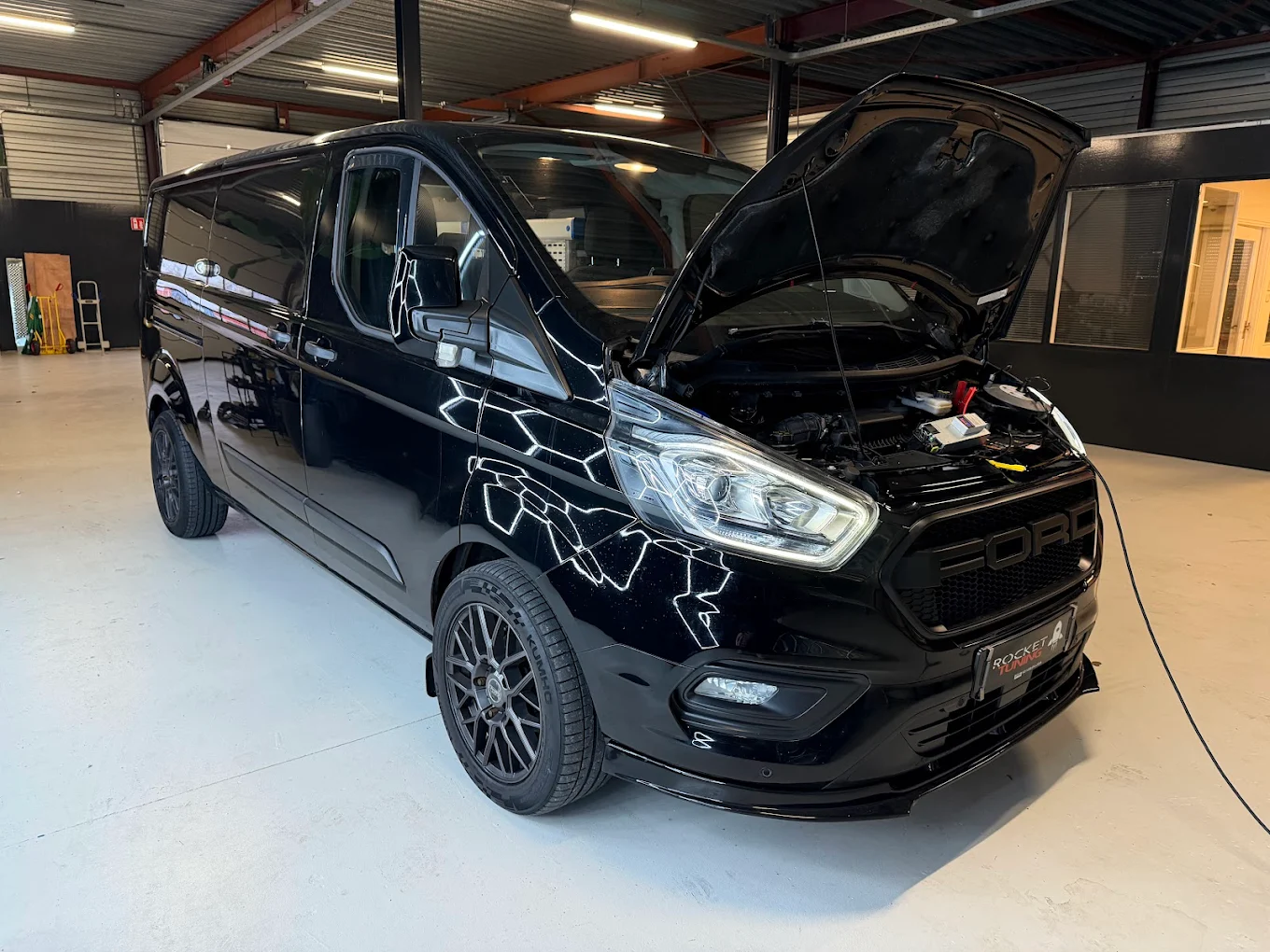 Ford Transit Custom in de werkplaats van Rocket Tuning